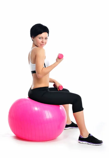 Mujer joven con una pelota de fitness — Foto de Stock
