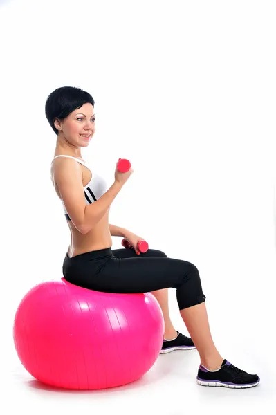 Jeune femme avec une balle de fitness — Photo