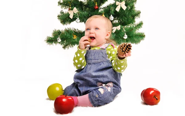 Menina e árvore de Natal — Fotografia de Stock