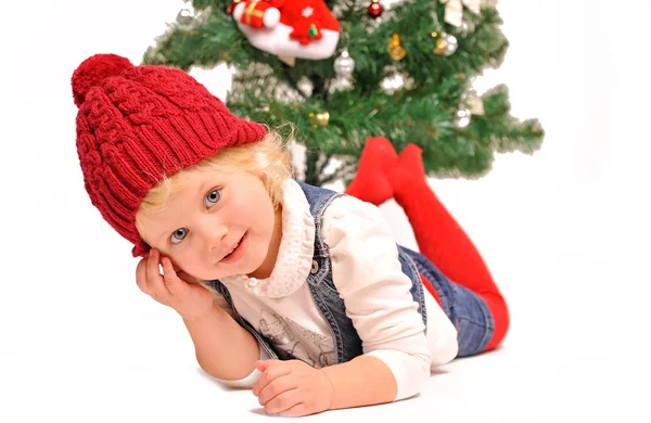 Menina decorar uma árvore de Natal — Fotografia de Stock