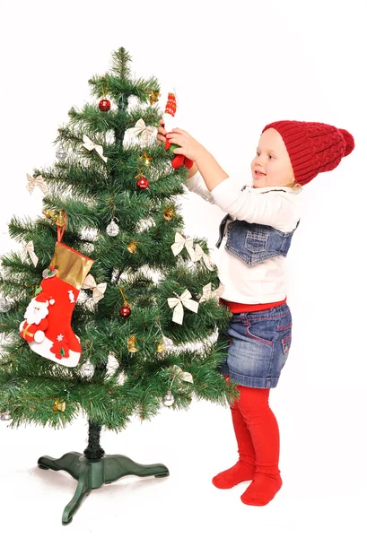 Küçük kız bir Noel ağacı süslemek — Stok fotoğraf