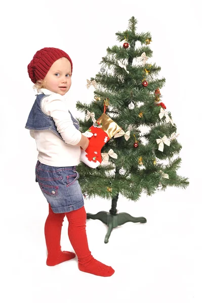어린 소녀는 크리스마스 트리를 장식 — 스톡 사진