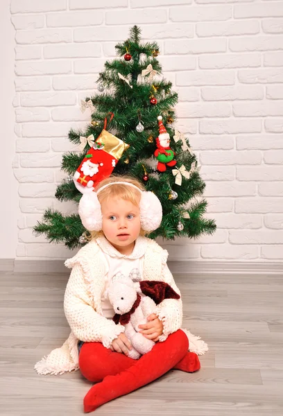 Little girl decorate a christmas tree — Stock Photo, Image