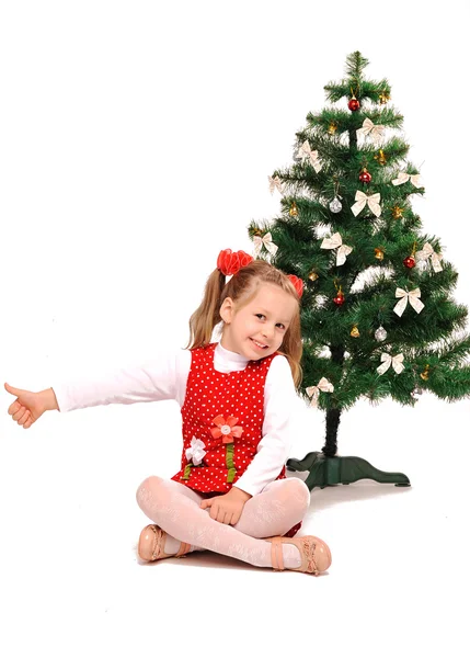 어린 소녀와 크리스마스 트리 — 스톡 사진