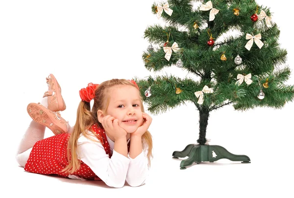 Küçük kız ve Noel ağacı — Stok fotoğraf