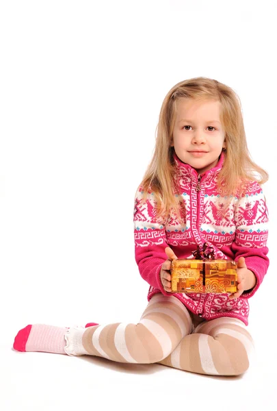 Menina com presente de Natal — Fotografia de Stock