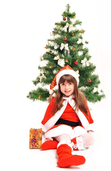 Bambina con un regalo di Natale — Foto Stock