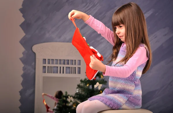 Klein meisje en kerstboom — Stockfoto