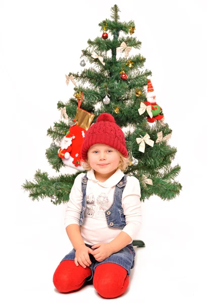 Petite fille décorer un arbre de Noël — Photo