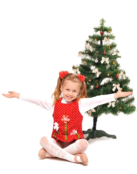어린 소녀와 크리스마스 트리 — 스톡 사진