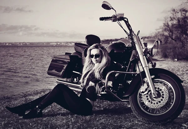 Young beautiful woman on a bike — Stock Photo, Image