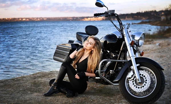 Giovane bella donna su una bicicletta — Foto Stock