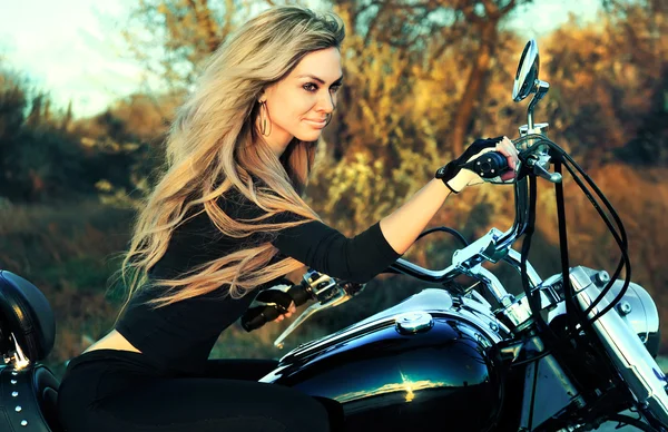 自転車に若い美しい女性 — ストック写真