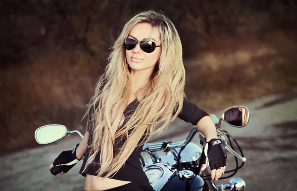 Jovem mulher bonita em uma bicicleta — Fotografia de Stock