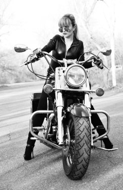 Bisikletli genç güzel kadın