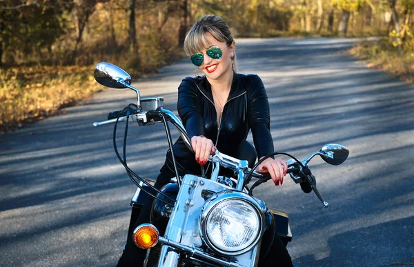 自転車に若い美しい女性 — ストック写真