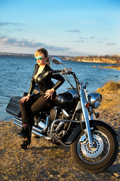 Foto estilizada de mulher e bicicleta — Fotografia de Stock