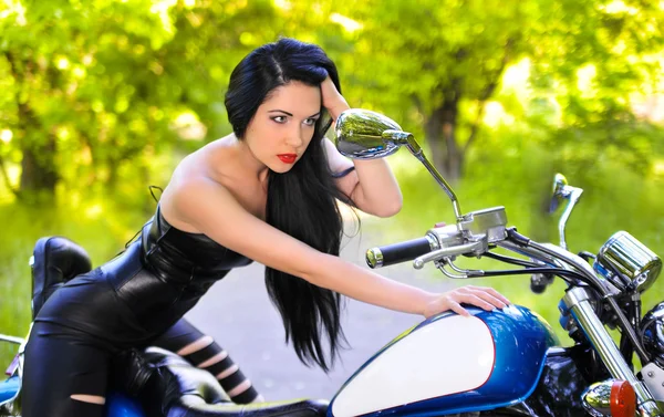 Jovem bela mulher e bicicleta — Fotografia de Stock