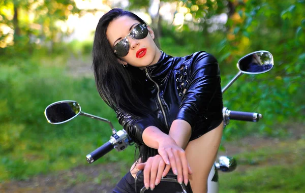 若い美しい女性とバイク — ストック写真