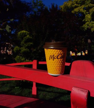 McDonald 's kahve fincanı dışarıda.