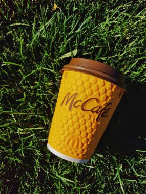 McDonald 's kahve fincanı dışarıda.