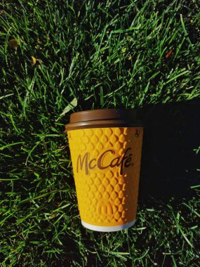 McDonald 's kahve fincanı dışarıda.