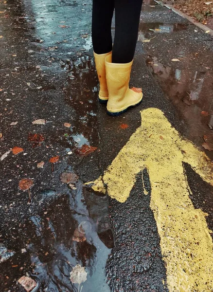 Sepatu Karet Kuning Dalam Genangan Air Setelah Hujan Daun Berguguran — Stok Foto