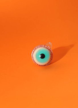 Bej arka planda Cadılar Bayramı partisi için korkutucu göz alıcılar.