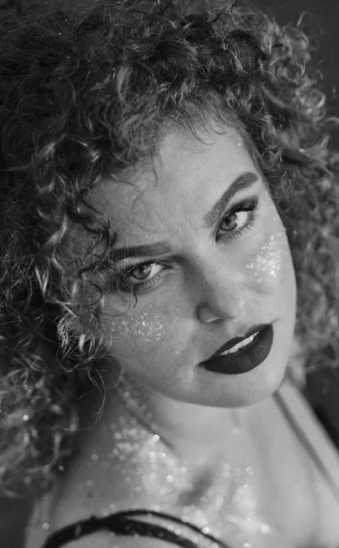 Beautiful Young Curly Hair Woman Glitters Her Face Glamour Make — Stock Photo, Image