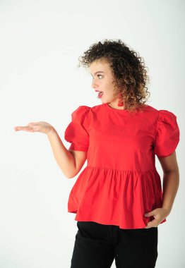  Duygusal kıvırcık saçlı kadın 