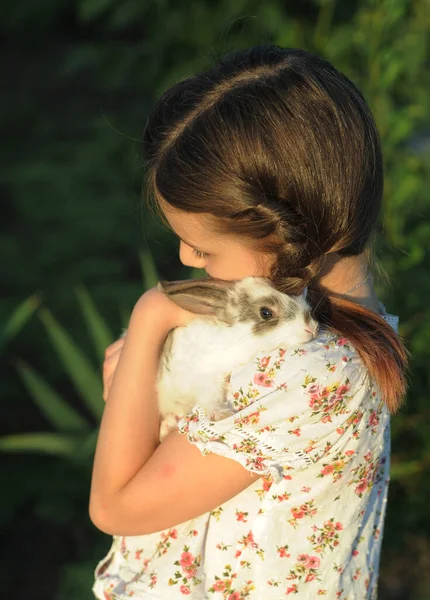 可爱的小女孩抱着小兔子 人与动物之间的友谊 — 图库照片