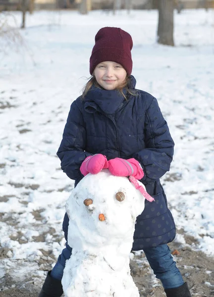 Enfant Fait Bonhomme Neige Extérieur — Photo