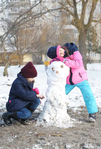 Дети Играют Снеговиком — стоковое фото
