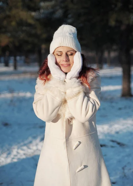 Κοκκινομάλλα Γυναίκα Στο Καπέλο Έχει Διασκέδαση Εξωτερικούς Χώρους Χιόνι Γυναίκα — Φωτογραφία Αρχείου