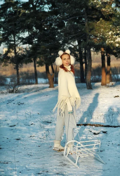 Рыжая Женщина Шляпе Веселится Улице Снегом Женщина Ходит Лесу Зимний — стоковое фото