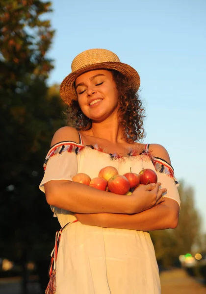 Όμορφη Γυναίκα Κρατώντας Ένα Γεμάτο Υγιή Μήλα Έννοια Συγκομιδή Φθινόπωρο — Φωτογραφία Αρχείου