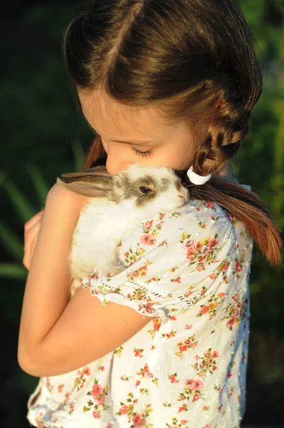 Klein Schattig Meisje Met Baby Konijn Vriendschap Tussen Mens Dier — Stockfoto