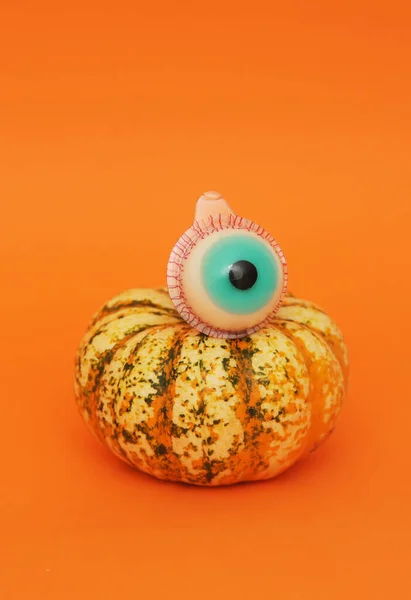 米色背景的万圣节派对的可怕的眼睛糖果 — 图库照片