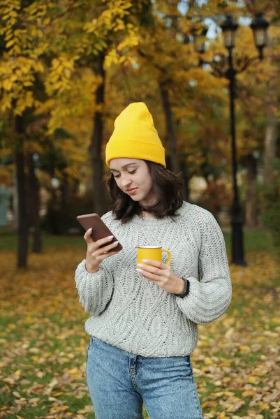 Ung Leende Kvinna Gör Selfie Höstparken — Stockfoto