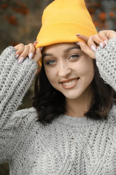 Piękna Uśmiechnięta Kobieta Żółtym Kapeluszu Jesiennym Parku — Zdjęcie stockowe