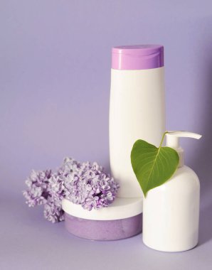 Renkli arka planda bir grup kozmetik şişesi.