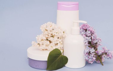 Renkli arka planda bir grup kozmetik şişesi.