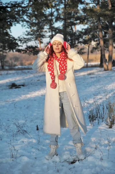 Rood Haar Vrouw Met Hoed Heeft Plezier Buiten Met Sneeuw — Stockfoto