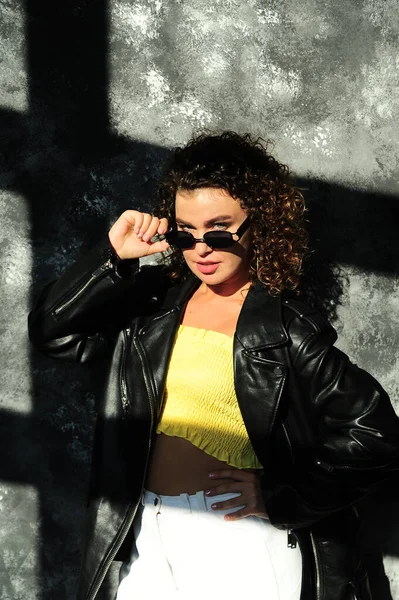 Stylish Curly Hair Woman Sunglasses Posing Dark Background — Stock Photo, Image