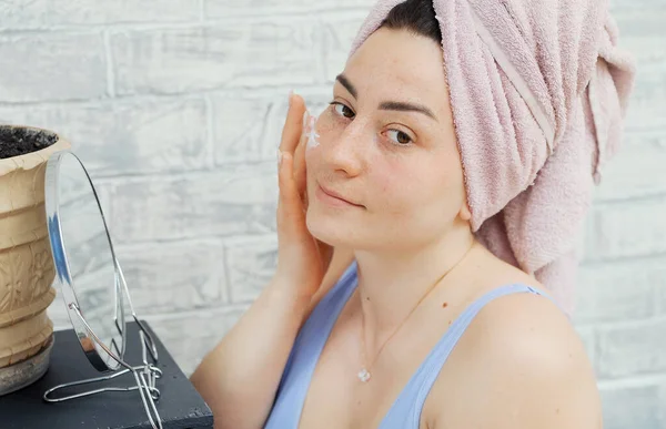 Mulher Faz Tratamentos Beleza Aplica Creme Rosto — Fotografia de Stock