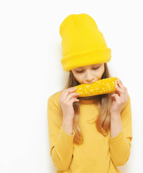 Cute Girl Żółtym Kapeluszu Jedzenie Kukurydzy Białym Tle — Zdjęcie stockowe