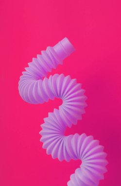 Renkli oyuncaklar arka planda pop tüpü