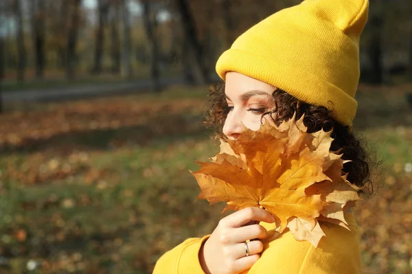 Молодая Улыбающаяся Женщина Осенним Листом Веселится Осеннем Парке Портрет Вьющихся — стоковое фото