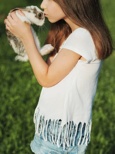 Het Meisje Knuffelt Een Schattig Konijntje Konijn Symbool Van Pasen — Stockfoto