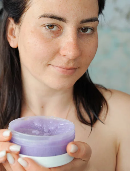 Mulher Faz Tratamentos Beleza Aplica Esfoliação Seu Rosto — Fotografia de Stock